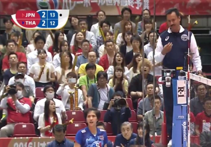 Thai volleyballer Pleumjit Thinkaow, front row second from left, reacts as referee Luis Gerardo Macias penalizes the team by awarding points to Japan on Wednesday night in Tokyo.
