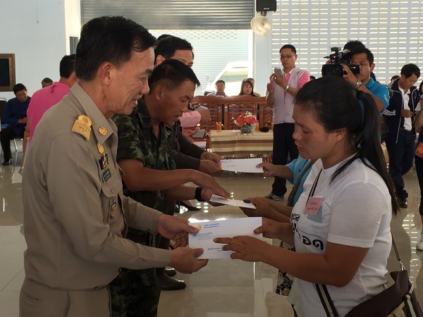 Chiang Rai Chiang Rai Gov. Boonsong Techamaneesathit on Friday hands over donations to families of dead and injured school girls at the Wiang Pa Pao District Office in Chiang Rai province.
