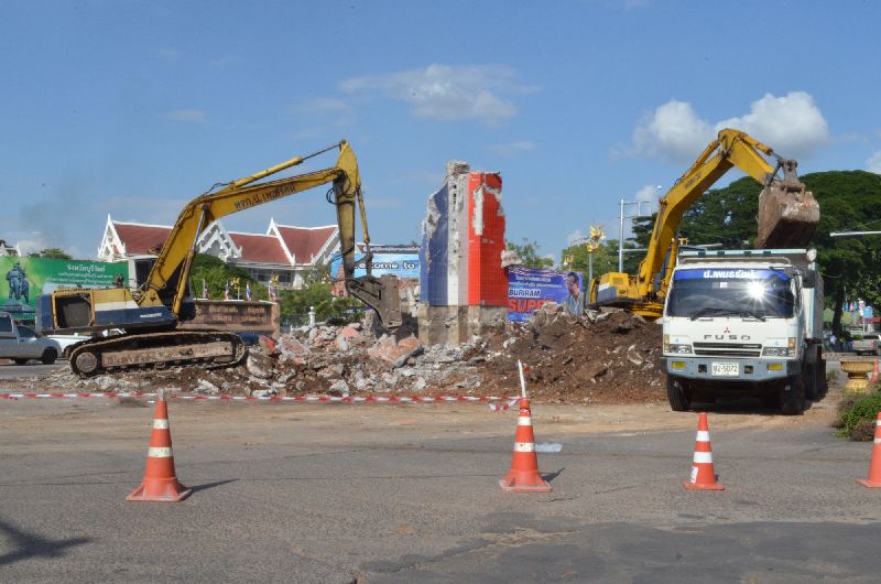 Thai authorities destroyed a constitution monument in Buriram province because it was a traffic hazard, 7 Nov 2014.