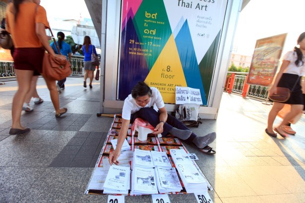 Anont ‘Beggar writer’ Thaidee sells handmade books on Victory Monument’s skywalk. His books were made from folded A4 papers and ranged from 20 baht to 50 baht. He was selling his zines when someone threw a grenade during anti-government protests in 2014, killing Anont. Photo: Soclaimon