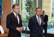 A Farewell to Western Envoys in Bangkok US Ambassador to Thailand Glyn T. Davies, left, and Minister of Foreign Affairs Don Pramudwinai speak to reporters in a 2016 news conference at the Ministry of Foreign Affairs. Photo: Matichon