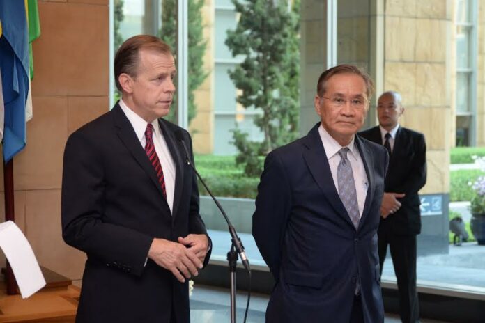 US Ambassador to Thailand Glyn T. Davies, left, and Minister of Foreign Affairs Don Pramudwinai speak to reporters in a 2016 news conference at the Ministry of Foreign Affairs. Photo: Matichon