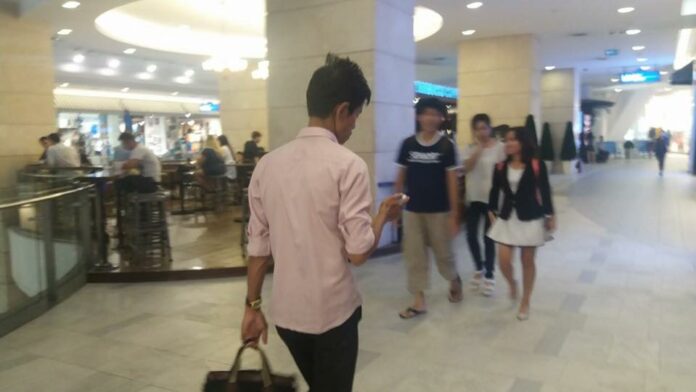 A photo said to show Saroj going to meet boy at Terminal 21 posted by Troll Students of Suankularb.
