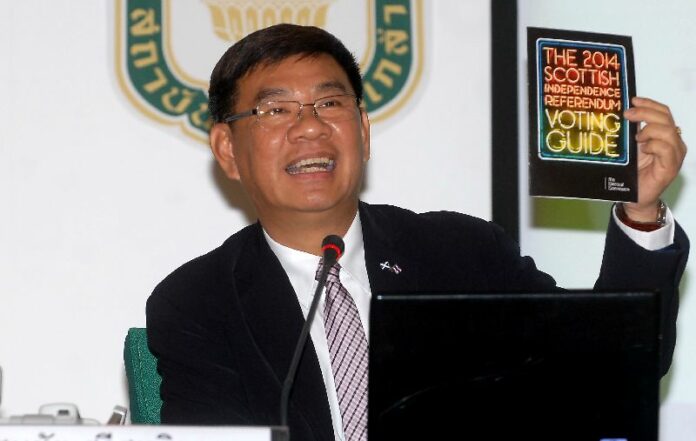 Election Commissioner Somchai Srisutthiyakorn briefs officials on Sept. 23, 2014, about lessons he learned from the 2014 Scottish independence referendum he traveled across the world to observe.
