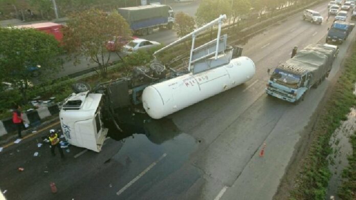 About 30,000 liters of LPG is still being transferred from the overturned truck to a new one in western Bangkok Friday morning.