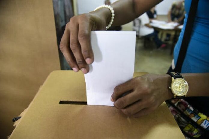 A Puerto Rico resident votes during the U.S. territory's Democratic primary election at the Luis Llorens Torres Elementary School in San Juan, Puerto Rico, Sunday June 5, 2016. Photo: Carlos Giusti / Associated Press