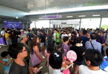 Frustrated Mess When Thousands Queue for Free Purple Line Tickets (Photos)