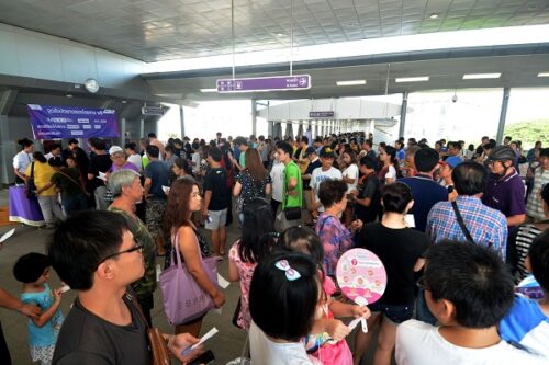 Frustrated Mess When Thousands Queue for Free Purple Line Tickets (Photos)