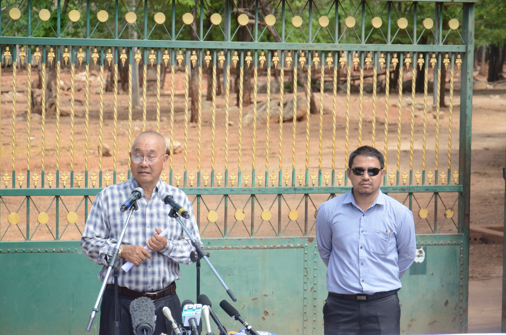 Temple representative Siri Wangboonkoed (left) and lawyer Saiyood Pengboonkoed at a Thursday news conference at the Tiger Temple in Kanchanaburi province. 