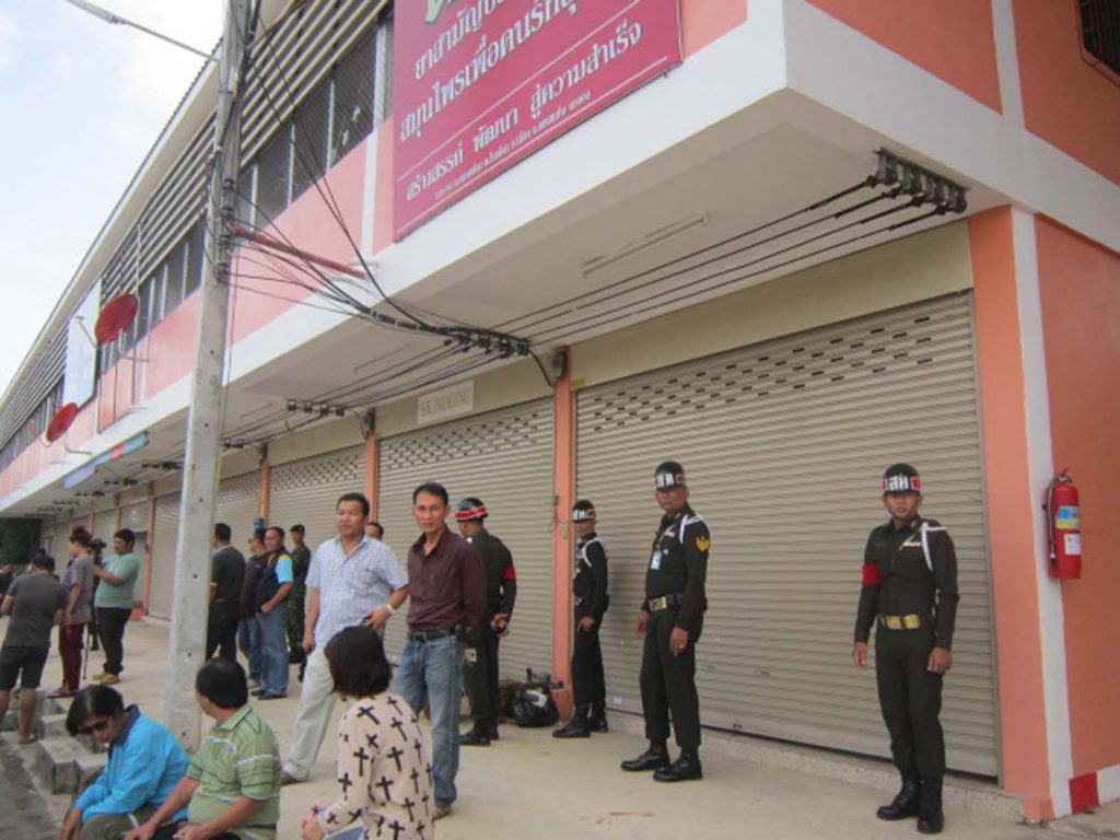 Soldiers raid a Redshirts’ referendum monitoring center on Sunday in Khon Kaen province.