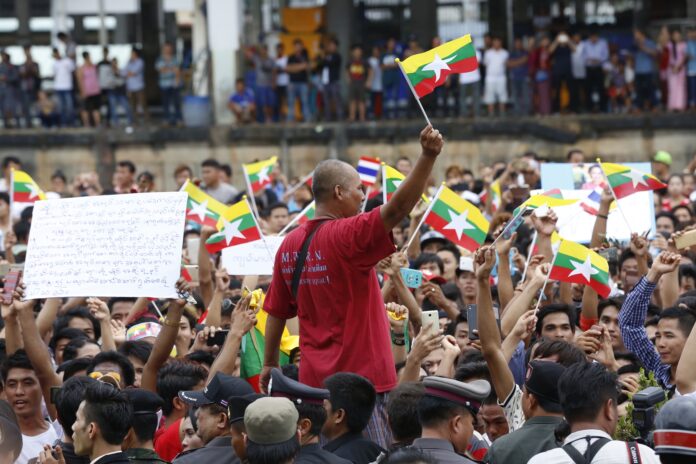 A crowd of Burmese migrant workers on Thursday await Aung San Suu Kyi’s arrival in Samut Sakhon province.