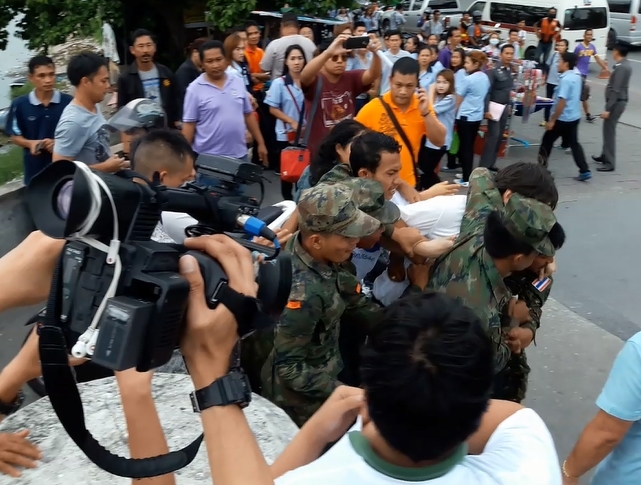 Security officers arrest activist Rangsiman Rome yesterday in Bang Phli district of Samut Prakan province.