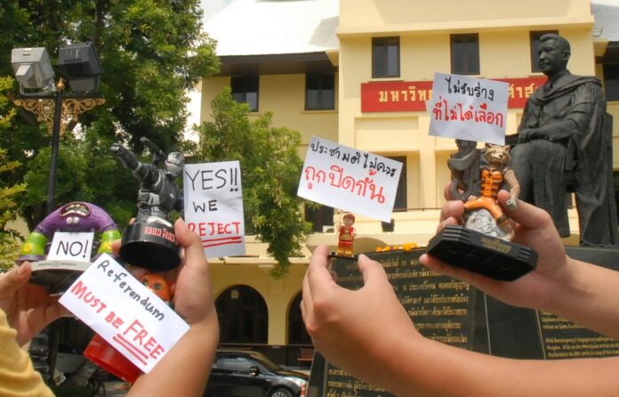 Mocking the referendum law under which any campaigning is punishable by 10 years in jail, activists expressed their opposition to the charter draft Wednesday using toys to hold up placards for them at Thammasat University.