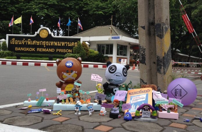 Toy protest in front of Bangkok Remand Prison today.
