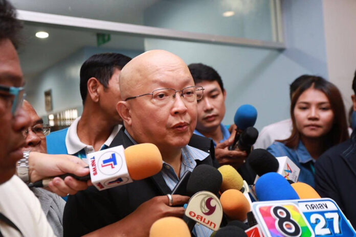 Mano Mettanando Laohavanich speaks to reporters May 22 at the Department of Special Investigation in Bangkok. The former Dhammakaya monk was advising the agency on its raid of the temple complex located north of the capital. Photo: Matichon