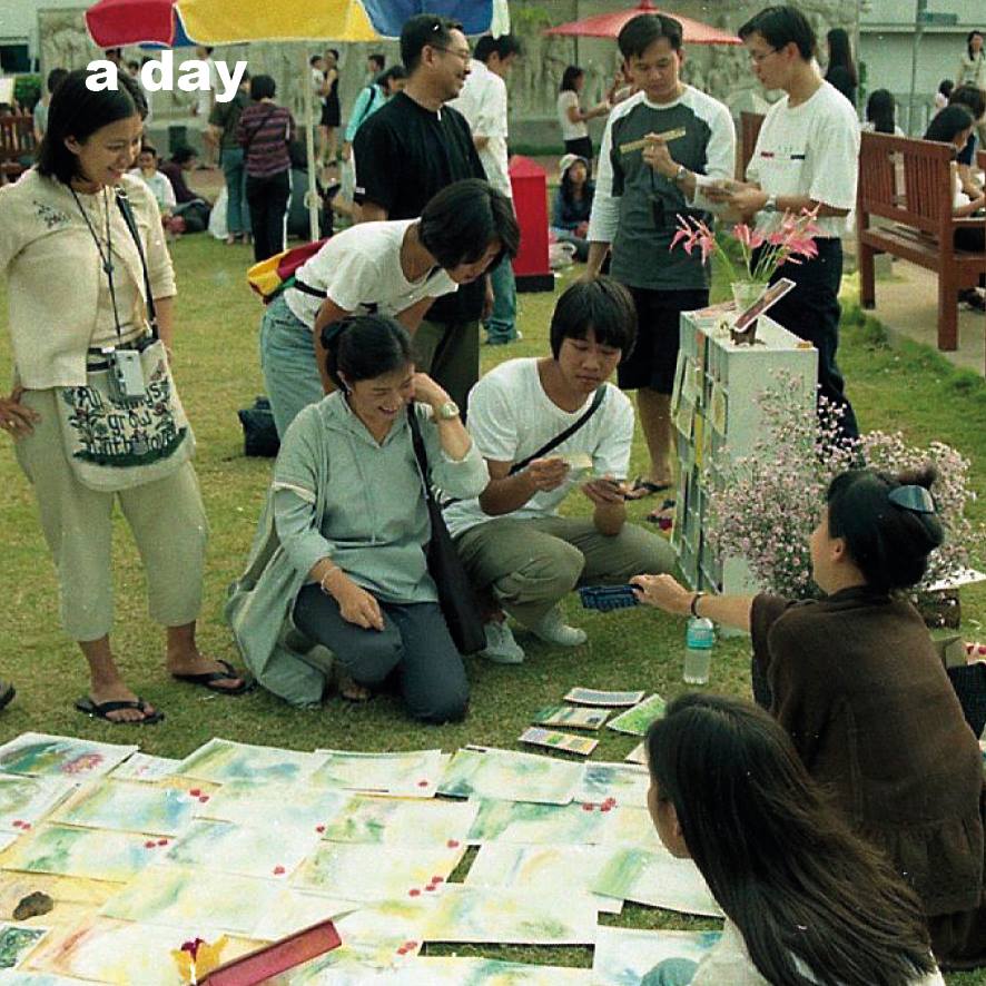 Visitors at a 2000 zine fair in Santi Chai Prakan Park on Phra Athit Road in Bangkok. Photo: A Day Magazine / Facebook 