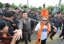 Singing, Dancing Activists Chased Off by Pro-Junta Counter-Protesters (Video)