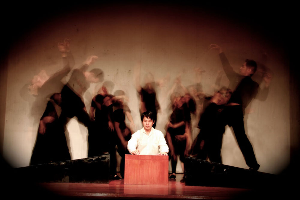 Kue Pu Apiwat (The Revolutionizer) / Photo: Crescent Moon Theatre