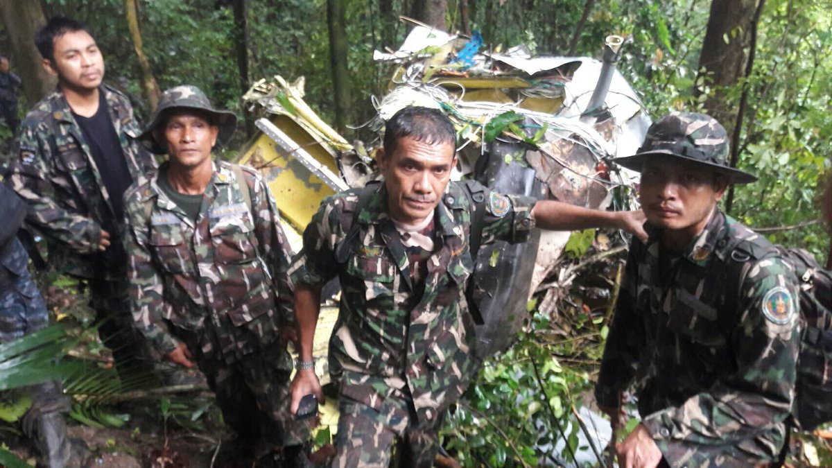 Members of the nearly 400-strong search and rescue operation fielded after an Air Force helicopter went missing near its wreckage found Tuesday morning in Chanthaburi province (Photo provided by Royal Thai Army).