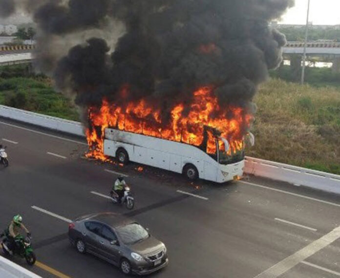 A bus carrying 20 passengers burst into flame on the tollway heading to Suvarnabhumi Airport Cargo Monday morning.