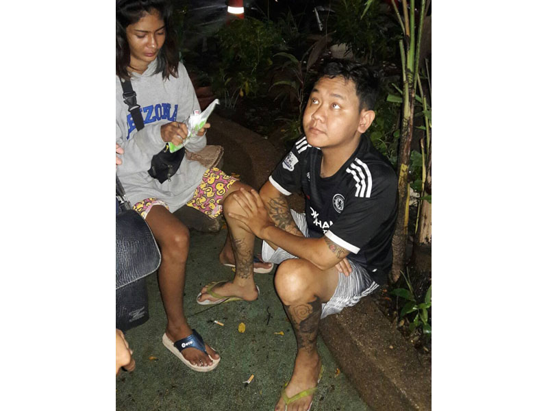 27-year-old Sompong Puangsombat, seated, told Phra Khanong police Tuesday that he beat his 3-year-old niece to death with a broom handle.