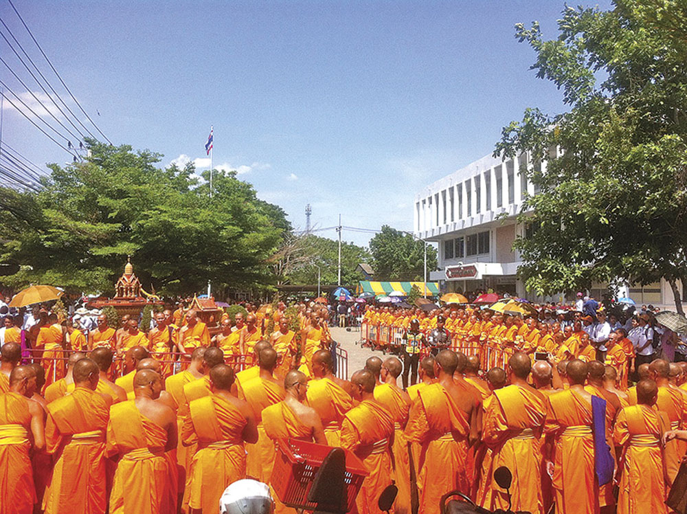 Hundreds of monks lined up outside the Khlong Luang Police Station in northern metro Bangkok on May 26 where the sect's abbot had said he would turn himself in.