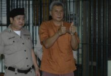 Singer Gets 7 Years for Lese Majeste, Must Write ‘Reconciliation Song’