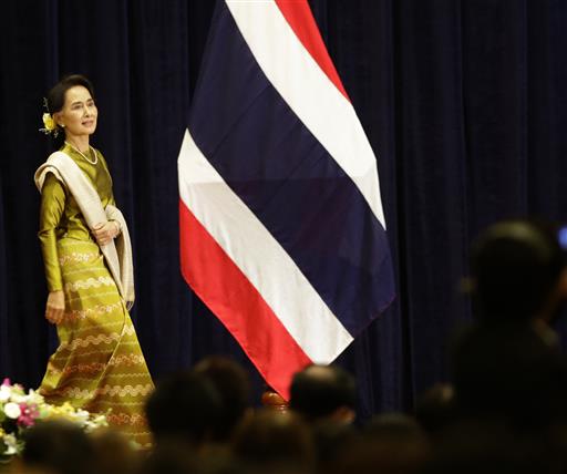 Myanmar's Foreign Minister Aung San Suu Kyi walks on to the stage before delivering a speech at the Foreign Ministry in Bangkok, Thailand, Friday, June 24, 2016. Photo: Sakchai Lalit / Associated Press