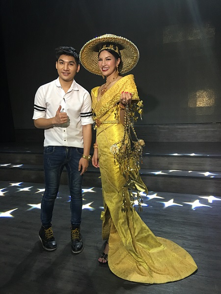 The costume designer, Tortermfun Chaisiriphan and  Mrs. Thailand Kanthicha ‘Yui’ Chimsiri 