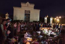 Vendors Paralyze Traffic With Floral Blockade to Protest Eviction