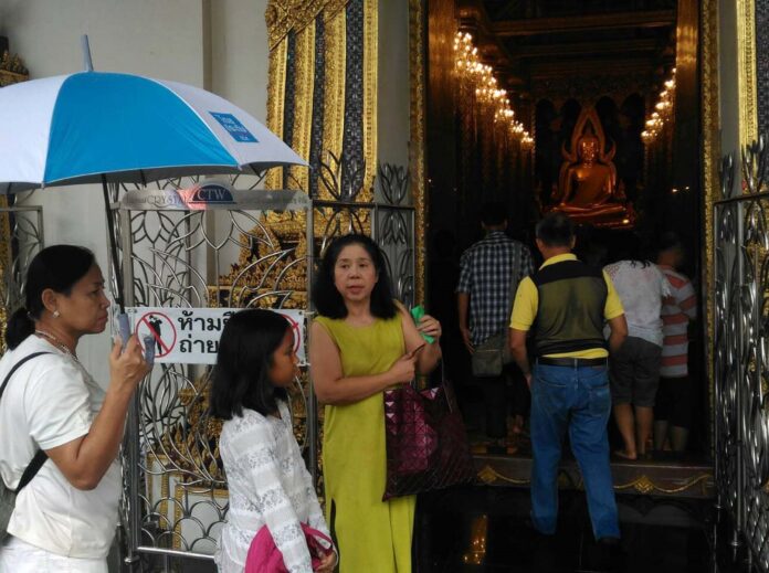 Monta “Ying Kai” Yokrattanakan visits Phra Si Ratana Temple in Phitsanulok province on Wednesday to swear an oath of innocence.
