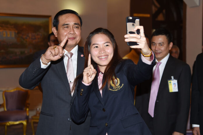Ratchanok 'May' Intanon takes a selfie with junta chairman Prayuth Chan-ocha on April 20 at Government House in Bangkok. Photo: Matichon