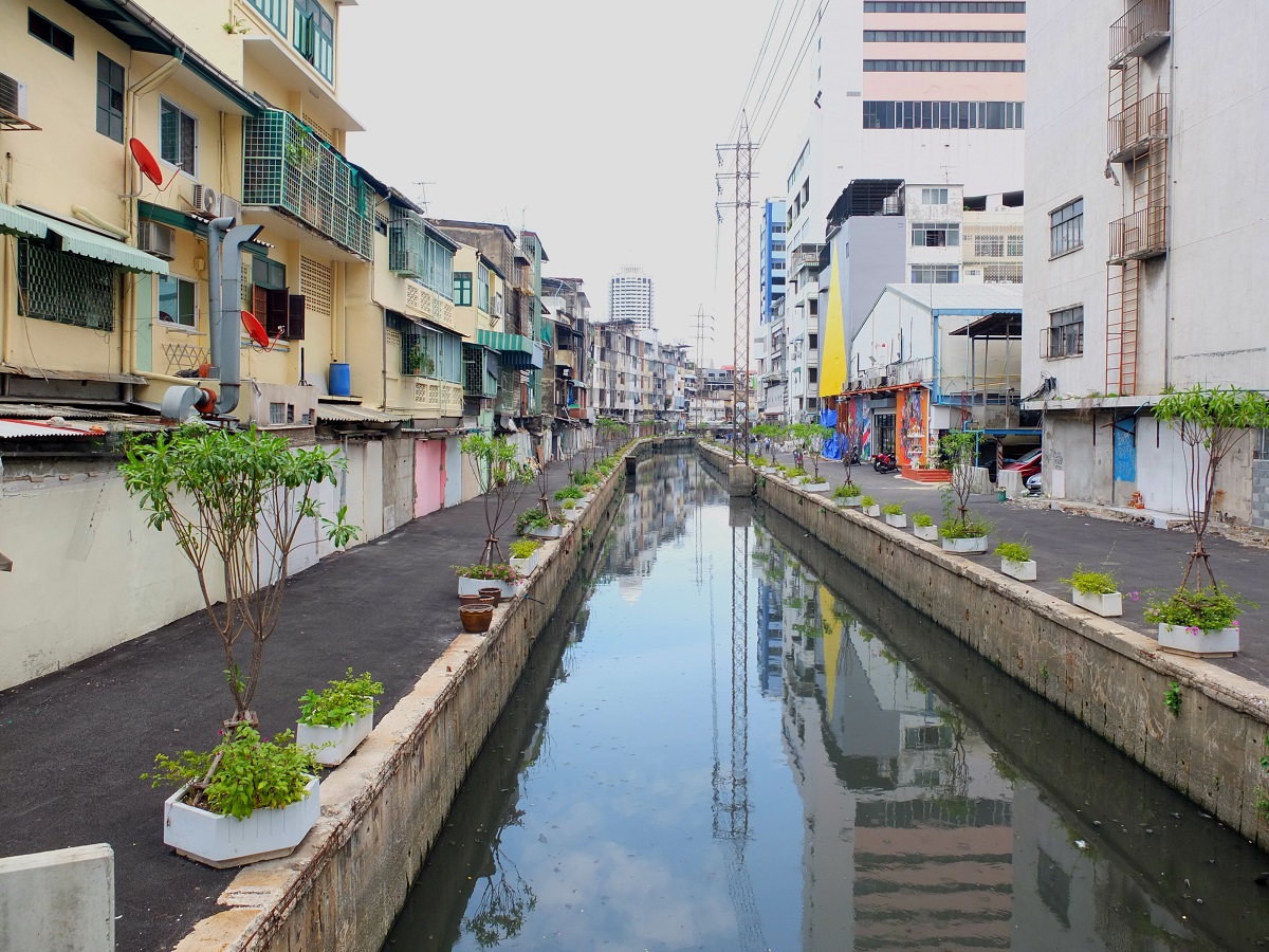 Though Saphan Lek market located over the canal were evicted since October, Khlong Ong Ang is left undeveloped up until now.