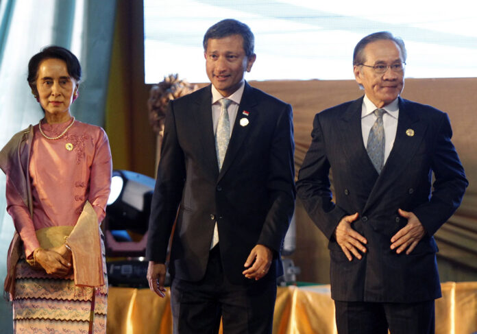 From left, Myanmar Foreign Minister Aung San Suu Kyi, Singapore's Foreign Minister Vivian Balakrishnan, Thai Foreign Minister Don Pramudwinai pose for a group photo during an opening ceremony of the Association of Southeast Asian Nations Foreign Ministers' Meeting in Vientiane, Laos on Sunday. Photo: Sakchai Lalit / Associated Press