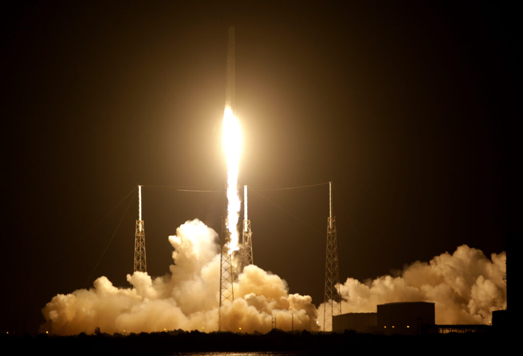The Falcon 9 SpaceX rocket lifts off from launch complex 40 at the Cape Canaveral Air Force Station in Cape Canaveral, Fla., Monday, July 18, 2016. Photo: John Raoux