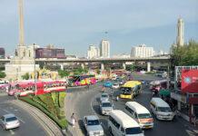 Junta Takes Another Go at Clearing Vans From Victory Monument