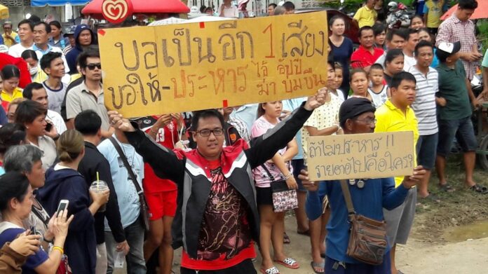 Demonstrators demand the death sentence for Chatree Ruamsungnoen, suspected of murdering and raping a teacher in Saraburi province, as police led him through a 're-enactment' of his alleged crime last July.