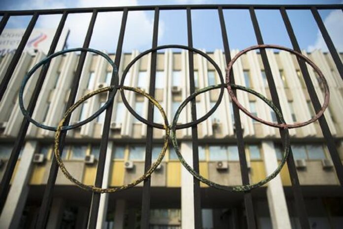 The Olympics rings are seen on a fence in front of the Russian Olympic Committee building in Moscow, Russia, Sunday, July 24, 2016. The IOC has decided against a complete ban on Russian athletes from the Olympics in Rio de Janeiro. Photo: Pavel Golovkin
