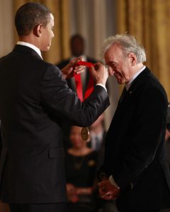 US President Barack Obama presents the 2009 National Humanities Medal to Elie Wiesel, in the East Room of the White House in Washington, on Feb. 25, 2010. Photo: Pablo Martinez / Monsivais