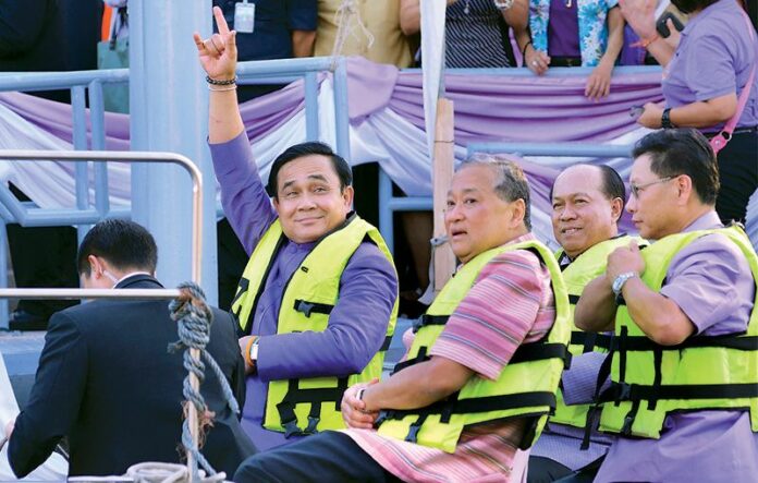 Junta chairman Prayuth Chan-ocha on March 31, 2015, takes Governor Sukhumbhand Paribatra, second from the left, on a canal boat trip near Government House in Bangkok.
