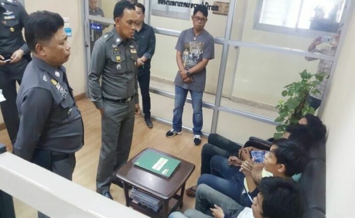 Bangkok police chief Sanit Mahatavorn on Thursday talks to four men accused of fatally raping a 19-year-old college student in Bangkok. Photo supplied by police investigators.