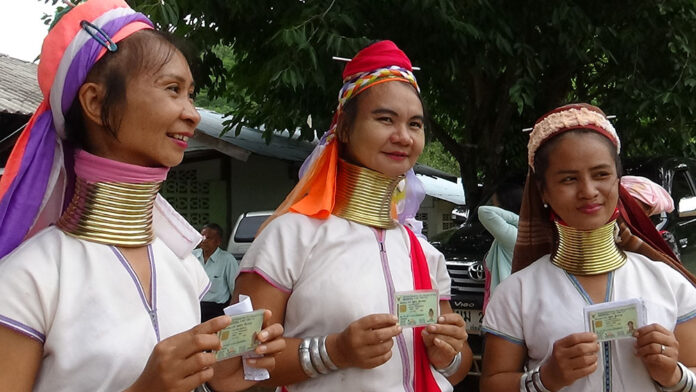 Twenty members of the Kayan hill tribe in Mae Hong Son province voted for the first time Aug. 7 since becoming Thai citizens earlier this year.