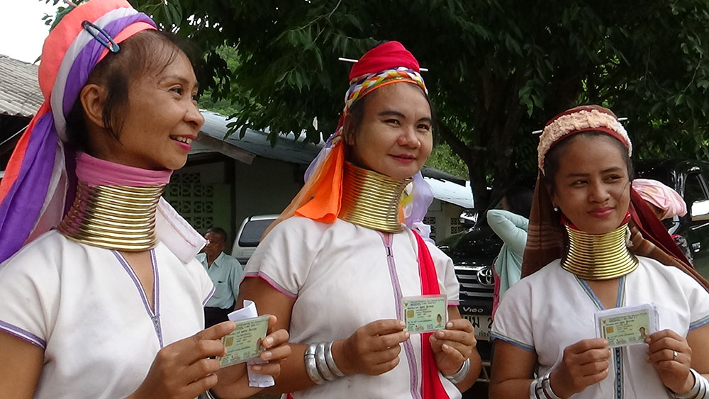 Twenty members of the Kayan hill tribe in Mae Hong Son province voted for the first time Sunday since becoming Thai citizens earlier this year. 