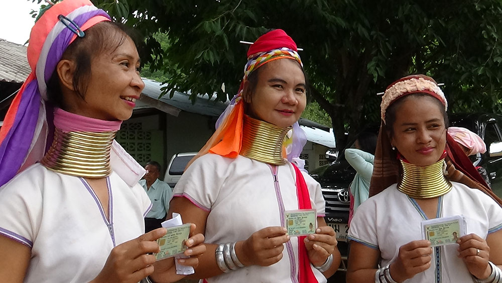Twenty members of the Kayan hill tribe in Mae Hong Son province voted for the first time Sunday since becoming Thai citizens earlier this year.