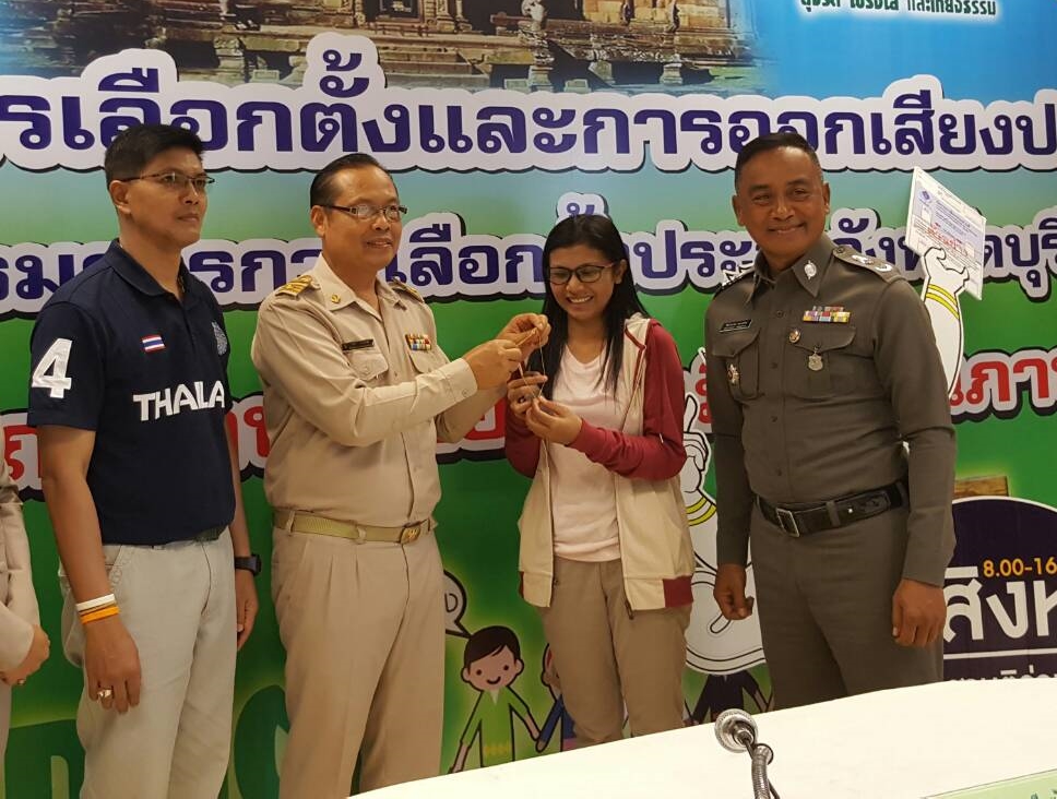 Sureerat Sarapol is reunited with her gold necklace.
