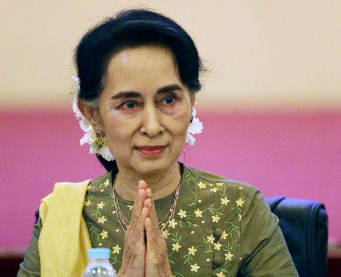 Myanmar's Foreign Minister Aung San Suu Kyi greets leaders of armed ethnic groups during their meeting at a hotel last year in Naypyitaw, Myanmar. Photo: Aung Shine Oo / Associated Press