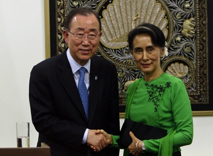Myanmar Foreign Minister Aung San Suu Kyi, right, shakes hands with UN Secretary General Ban Ki-moon, left, after their press conference at the Foreign Ministry office on Tuesday in Nay Pyi Taw, Myanmar. Photo : Aung Shine Oo / AP