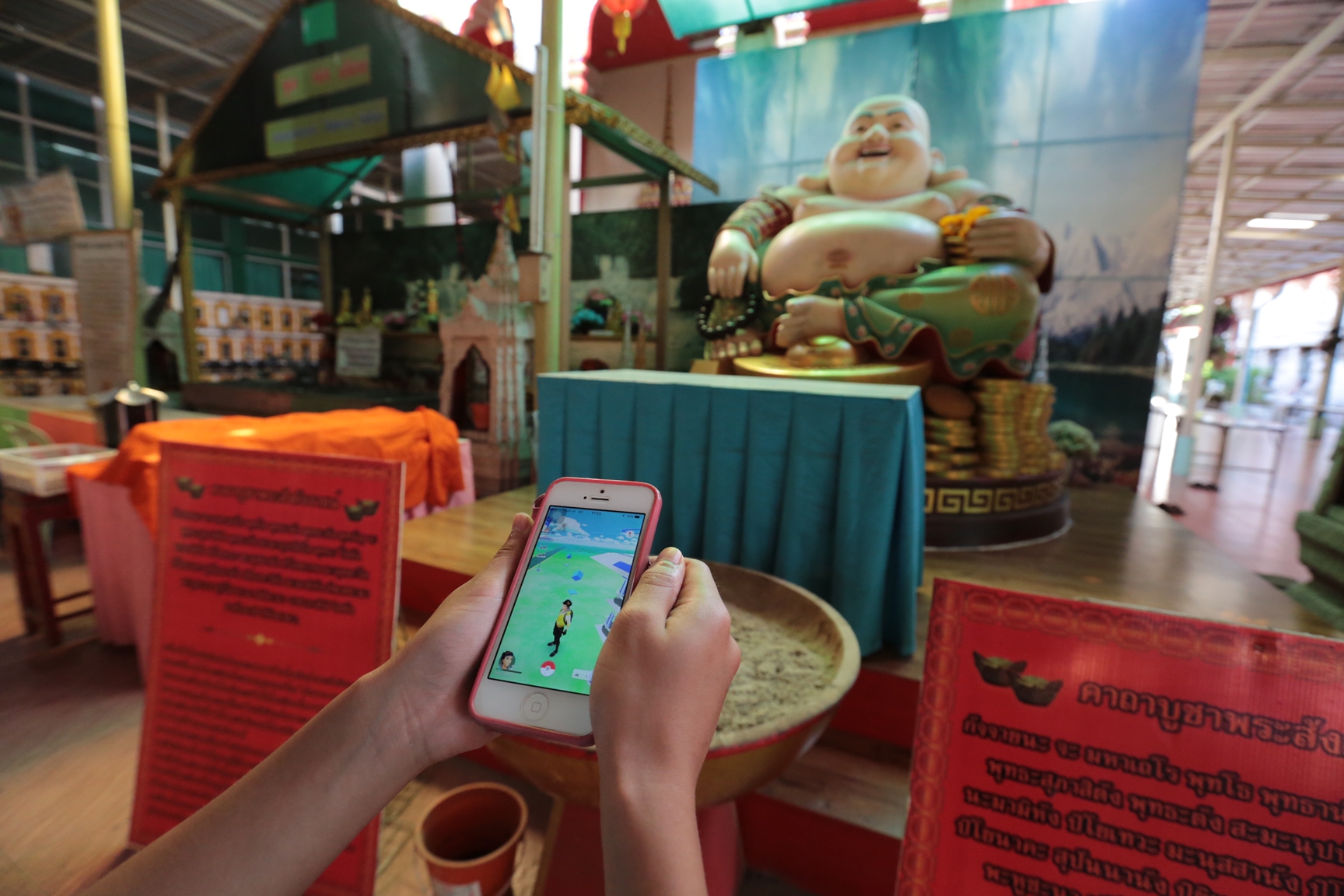 Nothing’s sacred for one player Monday at Bangkok’s Wat Bua Kwan.