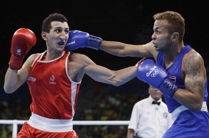 France's Sofiane Oumiha, at left, fights Thailand's Amnat Ruenroeng during a men's light weight 60-kg preliminary boxing match at the 2016 Summer Olympics in Rio de Janeiro. Photo: Frank Franklin II / Associated Press
