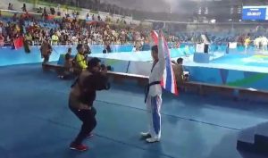 Silver medalist Tawin Hanprab poses with the Thai flag after the competition today in the Rio de Janeiro Olympic Games. Photo: Matichon